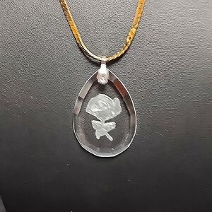 FAUX GOLD 18" NECLACE WITH TRANSPARENT ROSE MEDALLION.